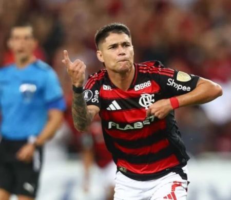 Flamengo vence LDU e segue vivo na Libertadores