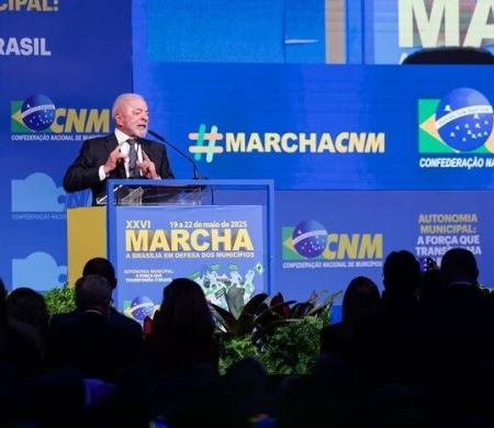 Com governo capenga, Lula é recebido com vaias em evento com prefeitos