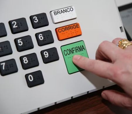 Fim da reeleição a cargos no Executivo é aprovado na CCJ do Senado