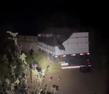 Caminhoneiro morre após perder o controle e bater em ponte na 163