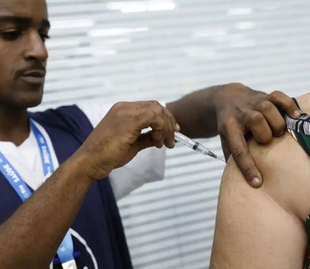Mobilização da Saúde vacina profissionais da indústria no país