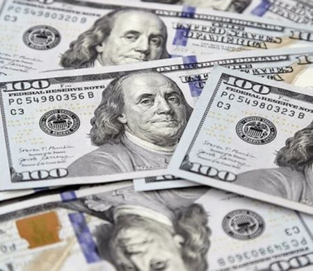 Dólar cai e fecha a R$ 5,64, com recuo sobre IOF