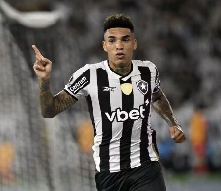 Sob olhar de Ancelotti, Igor Jesus brilha e faz melhor jogo pelo Botafogo 
