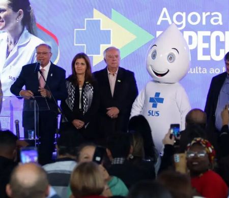 Governo entrega equipamentos para tratamento do câncer para seis cidades