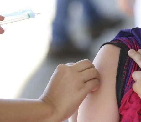 Vacina contra a nova cepa da covid-19 já está liberada a idosos 70+