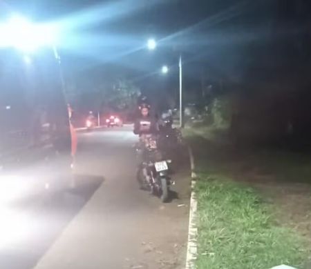 Motocilcista morre após perder o controle da moto e bater em poste
