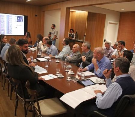 Aral Moreira foca em infraestrutura de vias, distritos e construção de casas