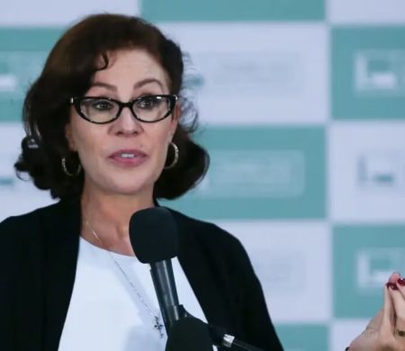 Após deixar o país, Carla Zambelli vira alvo de pedido de prisão da PGR