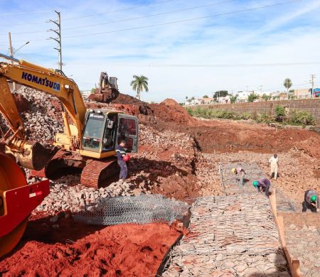 Obra de R$ 20 mi na Ernesto Geisel promete frear erosão e muda trânsito