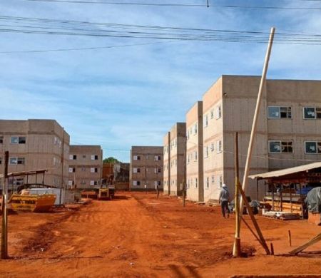 Em sorteio, 30 famílias ganham casas de habitação popular