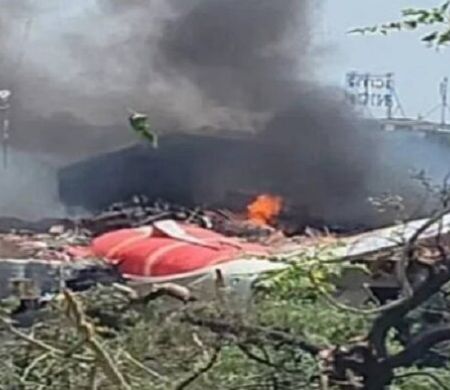 Avião com 242 pessoas a bordo cai no aeroporto de Ahmedabad, na Índia