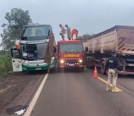 Acidente com peça solta de caminhão deixa dois mortos e três feridos