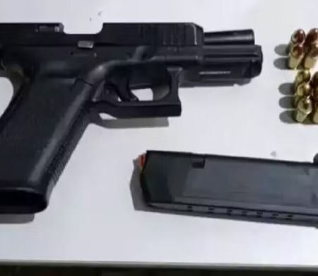 Criança de 2 anos pega arma do pai e mata mãe acidentalmente