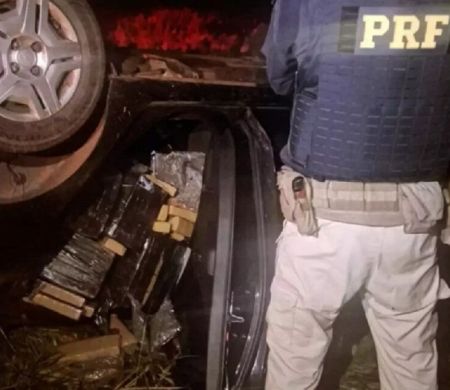 Traficante foge a pé após capotar carro com 800 kg de maconha 