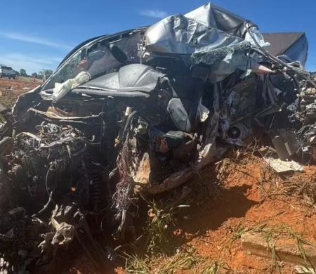 Motorista morre e caminhonete vira amontoado de ferro após batida brutal na MS-112