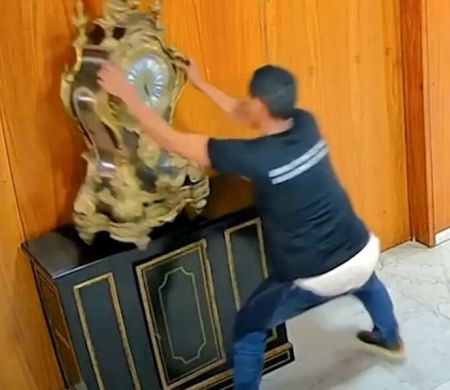 Moraes manda prender homem que quebrou relógio histórico