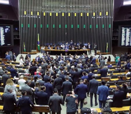 Projeto que amplia número de deputados enfrenta resistência no Senado