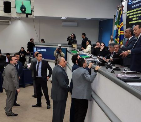 Vereadores votam veto sobre repasse para mães atípicas e outros projetos