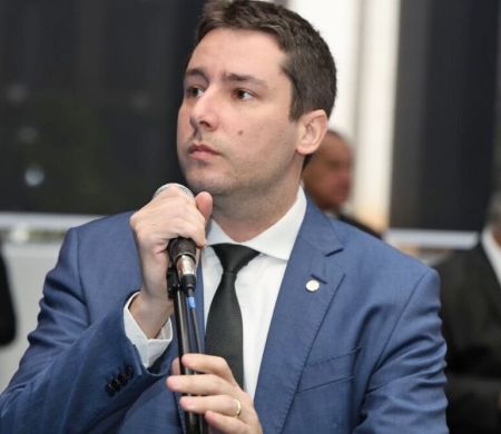 Projeto dispõe sobre remoção e reinstalação de postes instalados inadequadamente