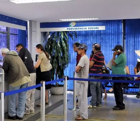Fila do INSS quase dobra e chega a 2,4 mi de pedidos sem resposta