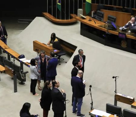 Deputados votam urgência de PLP que reduz benefícios fiscais federais