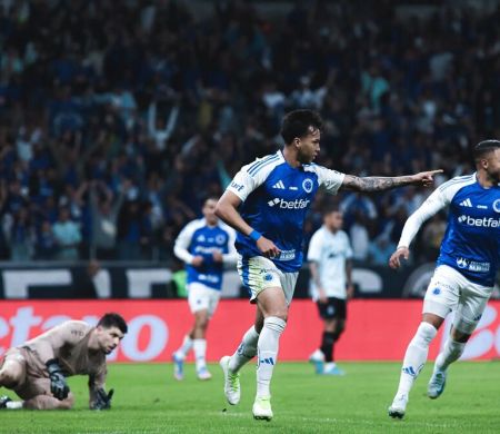 Cruzeiro goleia Grêmio e segue caça ao líder Flamengo no Brasileiro