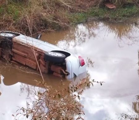 Carro despenca de ponte de madeira e mata mãe e filha em rio de MS