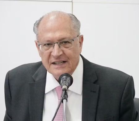 Vice-presidente e ministro da Indústria e Comércio, Alckmin defende o PIX