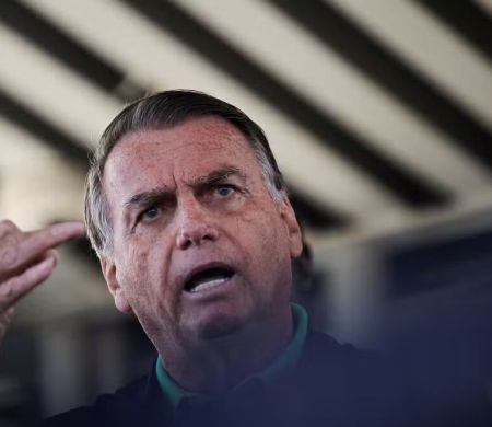 Ex-presidente Jair Bolsonaro é alvo de mandado de buscas da PF