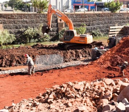 Obra de contenção na Ernesto Geisel avança em 50% do cronograma