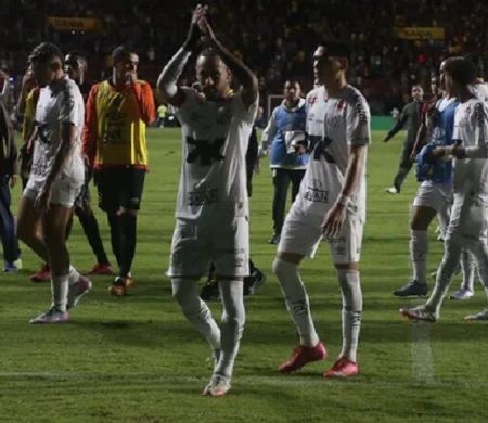 Sport abre 2 a 0, mas Santos reage com um a menos 