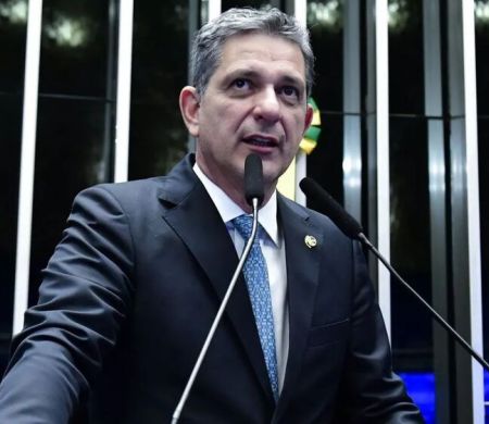 Eduardo atua para inviabilizar nossas agendas nos EUA, diz senador