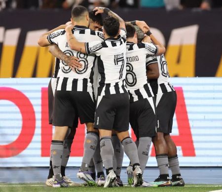 Botafogo bate Bragantino e larga em vantagem nas oitavas da Copa do Brasil