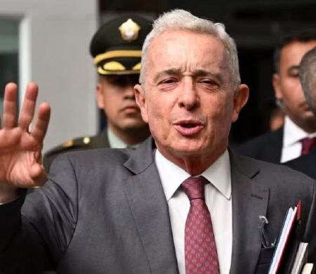 Álvaro Uribe é condenado a 12 anos de prisão na Colômbia