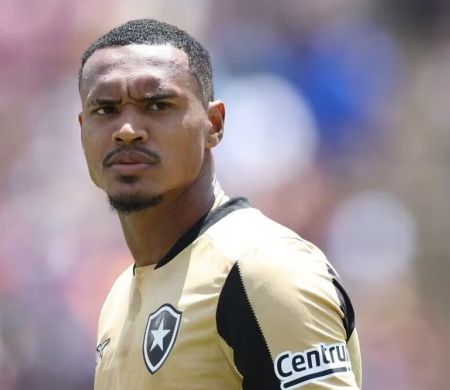 Botafogo avança negociação de John com o West Ham