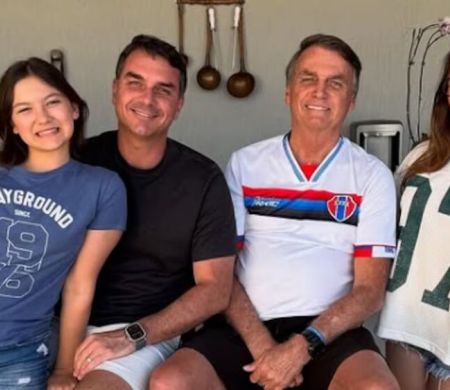 Flávio visita Bolsonaro e diz que pai está em ‘prisão domiciliar’