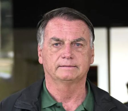 Perseguidor contumaz, Moraes decreta prisão domiciliar de Bolsonaro