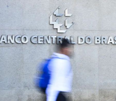 BC vê juro alto por tempo “bem prolongado” em meio a tarifaço