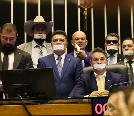 Em plenários, oposição pede anistia a 8/1 e impeachment de Moraes