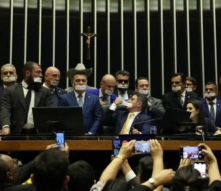 Decisão “ditatorial” de Moraes leva oposição a ocupar Mesa da Câmara