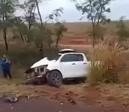 Após atropelar anta, caminhonete bate em caminhão e motorista morre