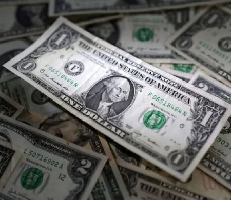 Dólar opera estável na abertura com tarifas dos EUA em vigor