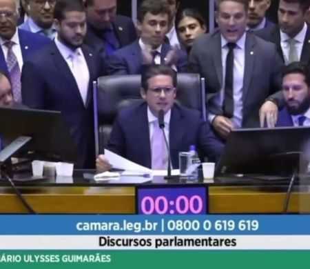 Camila Jara agride Nikolas Ferreira no Plenário da Câmara
