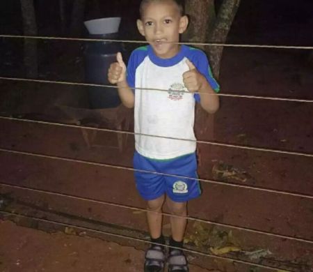 Escorpião escondido em tênis pica e mata criança de 8 anos