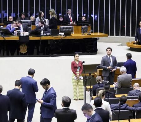 Deputados aprovam bônus a servidor do INSS por revisão de benefícios