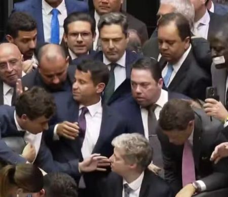 Mudanças para blindar parlamentares ganham força após motim
