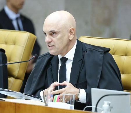 Moraes autoriza deputados do PL e veta Gustavo Gayer de vistar Bolsonaro