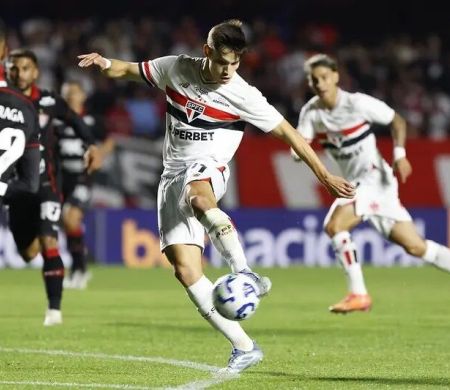 Na volta de Lucas, São Paulo bate o Vitória e cola no G6 do Brasileirão
