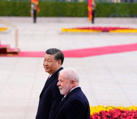 Após Lula ligar, China diz que apoia Brasil em defesa da soberania