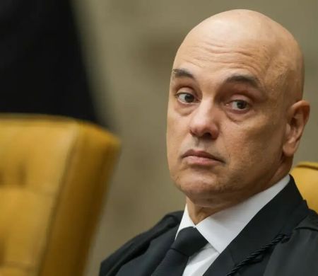 No encalço de Bolsonaro, Moraes pede data para julgamento do ex-presidente